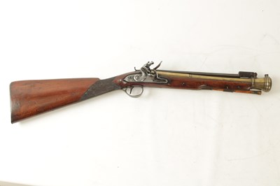 Lot 489 - AN EARLY 19TH CENTURY FLINTLOCK COACHING BLUNDERBUSS WITH OVER FLICK BAYONET BY HARDING