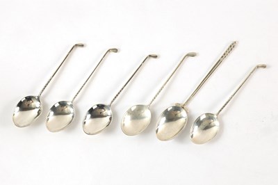 Lot 235 - OF GOLFING INTEREST - AN EARLY 20TH CENTURY OVERSIZED SILVER MATCH BOX HOLDER