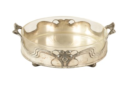 Lot 546 - A STYLISH ART NOUVEAU WMF LIBERTY'S-STYLE POLISHED PEWTER AND GLASS LINED DISH