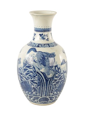 Lot 188 - A GOOD 18TH / 19TH CENTURY CHINESE BLUE AND WHITE PORCELAIN VASE