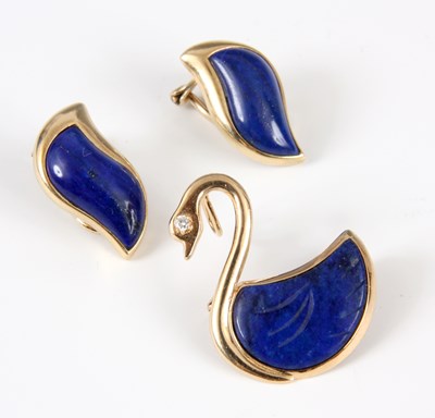 Lot 259 - A PAIR OF 14CT GOLD AND LAPIS SET EARRINGS AND...