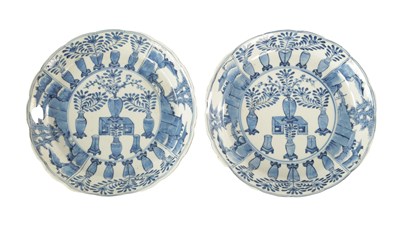 Lot 118 - A PAIR OF 19TH CENTURY CHINESE BLUE AND WHITE DISHES