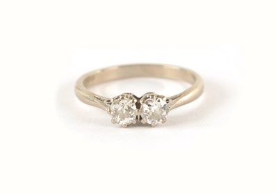 Lot 344 - AN 18CT WHITE GOLD DOUBLE DIAMOND RING