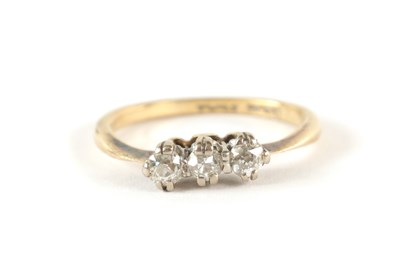 Lot 352 - AN 18CT GOLD THREE STONE DIAMOND RING