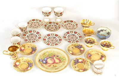 Lot 21 - A COLLECTION OF AYNSLEY AND ROYAL CROWN DERBY AND WEDGWOOD PORCELAIN