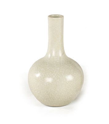 Lot 87 - A 20TH CENTURY CHINESE CREAM BULBOUS CRACKLE GLAZE VASE