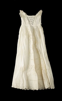 Lot 164 - A 19TH/20TH CENTURY COTTON AND LACE EMBROIDERED CHILDS CHRISTENING GOWN