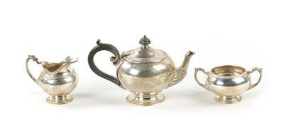 Lot 120 - AN EARLY 20TH CENTURY IRISH SILVER THREE PIECE TEA SERVICE