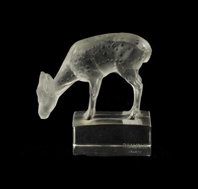 Lot 463 - A LALIQUE CLEAR GLASS PAPERWEIGHT OF A DEER