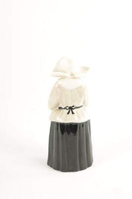 Lot 473 - A ROYAL WORCESTER PORCELAIN CANDLE SNUFFER