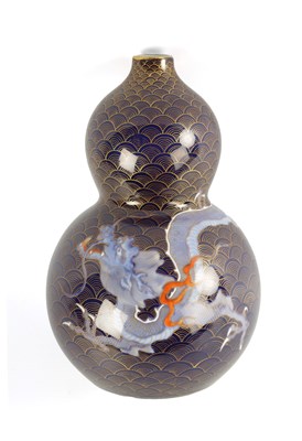 Lot 124 - A LATE 19TH CENTURY JAPANESE PORCELAIN DOUBLE GOURD CABINET VASE