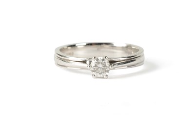 Lot 198 - A 0.31CT DIAMOND AND 18CT WHITE GOLD SOLITAIRE RING