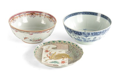 Lot 64 - A 19TH CENTURY CHINESE BLUE AND WHITE PORCELAIN BOWL, TOGETHER WITH A CHINESE EXPORT BOWL AND A SMALL CHARGER