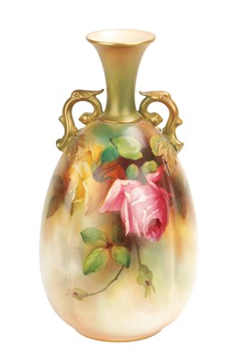 Lot 16 - A ROYAL WORCESTER CABINET VASE DECORATED WITH ROSES