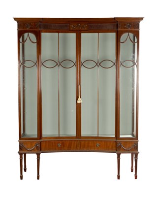 Lot 350 - AN EARLY 20TH CENTURY MAHOGANY CONCAVE FRONT DISPLAY CABINET