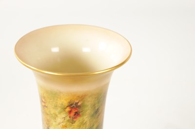 Lot 35 - AN EARLY 20TH CENTURY ROYAL WORCESTER SPILL VASE DECORATED WITH FRUIT