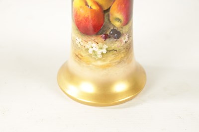 Lot 35 - AN EARLY 20TH CENTURY ROYAL WORCESTER SPILL VASE DECORATED WITH FRUIT