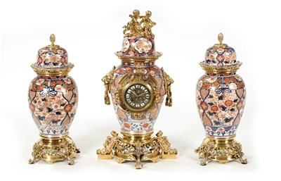 Lot 732 - A LATE 19TH CENTURY IMARI JAPANESE PORCELAIN AND ORMOLU CLOCK GARNITURE SET