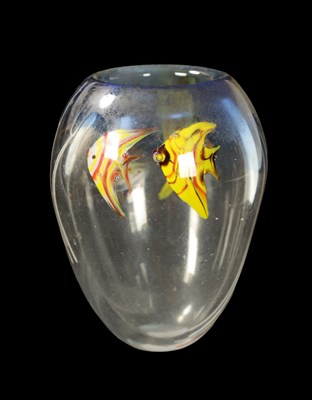 Lot 423 - A 20TH CENTURY GLASS AQUARIUM VASE