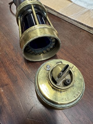 Lot 425 - A HAILWOOD & ACKROYD BRASS AND STEEL MINER'S LAMP NO 471