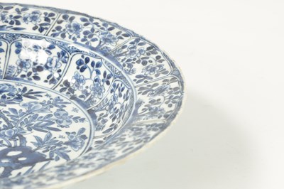 Lot 94 - A CHINESE KANGXI PERIOD BLUE AND WHITE PORCELAIN CHARGER