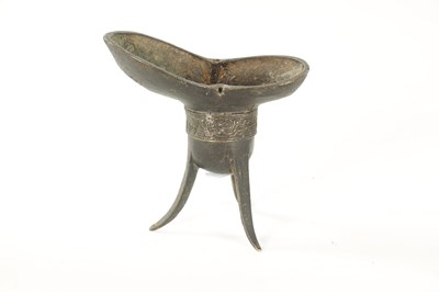 Lot 127 - AN EARLY CHINESE BRONZE ARCHAISTIC WINE VESSEL 'JUE'