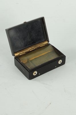Lot 528 - A 19TH CENTURY MOULDED MUSICAL SNUFF BOX