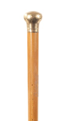 Lot 402 - AN EARLY 20TH CENTURY .375 GOLD MOUNTED GENTLEMAN’S WALKING CANE