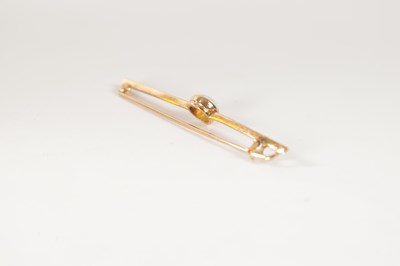 Lot 187 - A 9CT ROSE GOLD AND OPAL SET BAR BROOCH/TIE PIN