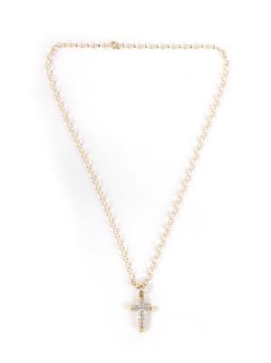 Lot 192 - A 9CT YELLOW GOLD AND DIAMOND ENCRUSTED PENDANT NECKLACE