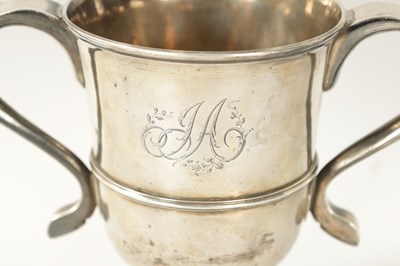 Lot 293 - A GEORGE III SILVER LOVING CUP