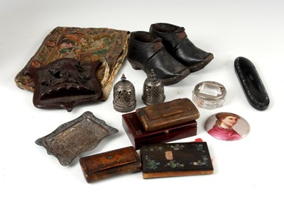 Lot 415 - A SELECTION OF ITEMS to include a pair of...