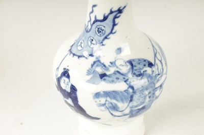Lot 88 - A GOOD 18TH CENTURY CHINESE BLUE AND WHITE BOTLE VASE