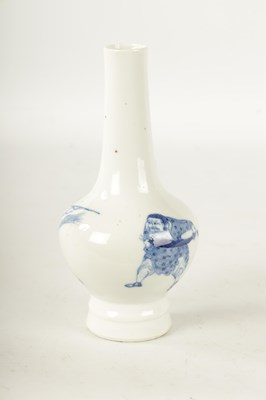Lot 88 - A GOOD 18TH CENTURY CHINESE BLUE AND WHITE BOTLE VASE