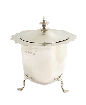 Lot 286 - AN EDWARD VII SILVER TEA CADDY