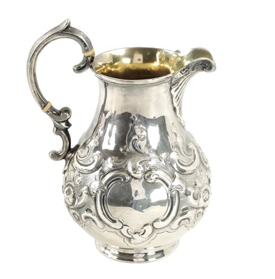 Lot 281 - A VICTORIAN SILVER AND SILVER GILT CREAM JUG