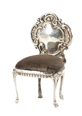 Lot 282 - AN EARLY 20TH CENTURY SILVER PIN CUSHION FORMED AS A CHAIR