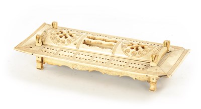 Lot 443 - AN OVERSIZED 19TH CENTURY BONE PRISONER OF WAR CRIBBAGE AND DOMINOES SET