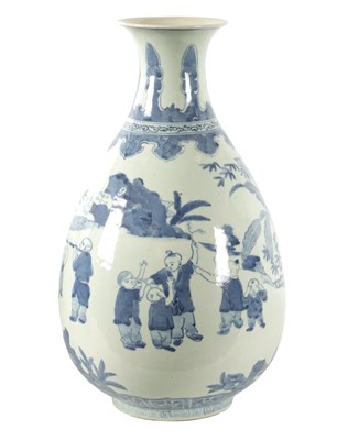 Lot 111 - A CHINESE BLUE AND WHITE PORCELAIN VASE