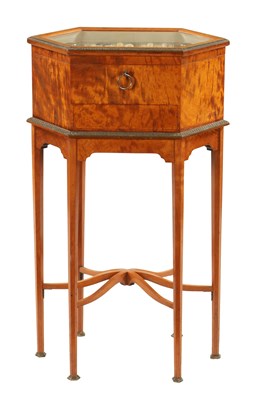 Lot 827 - A FINE EARLY 20TH CENTURY FIGURED SATINWOOD HEXAGONAL MANICURE CABINET