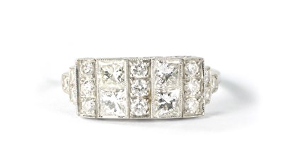 Lot 189 - A LADIES ART DECO PLATINUM AND DIAMOND RING