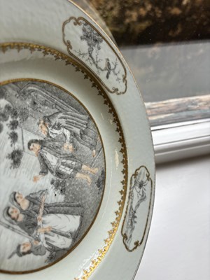 Lot 534 - AN 18TH CENTURY QIANLONG CHINESE EXPORT PORCELAIN GRISAILLE DECORATED PLATE