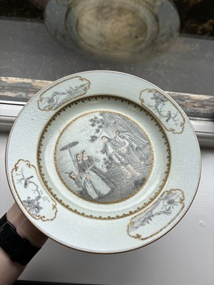 Lot 534 - AN 18TH CENTURY QIANLONG CHINESE EXPORT PORCELAIN GRISAILLE DECORATED PLATE