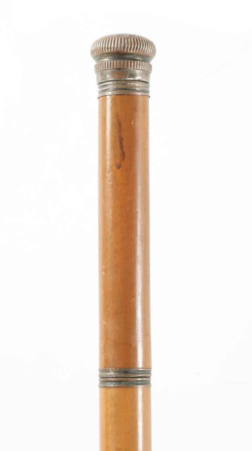 Lot 747 - AN EARLY 20TH CENTURY MALACCA CANE WALKING STICK FITTED WITH GLASS DECANTER