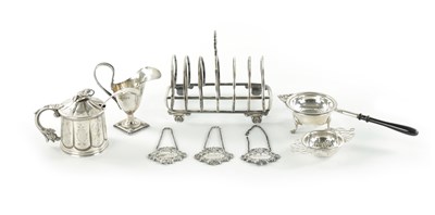 Lot 81 - A COLLECTION OF SILVER ITEMS