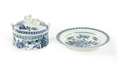 Lot 116 - AN 18TH CENTURY WORCESTER BLUE AND WHITE BUTTER TUB COVER AND STAND