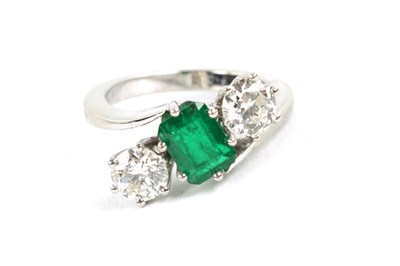 Lot 78 - AN 18CT WHITE GOLD DIAMOND AND EMERALD LADIES RING
