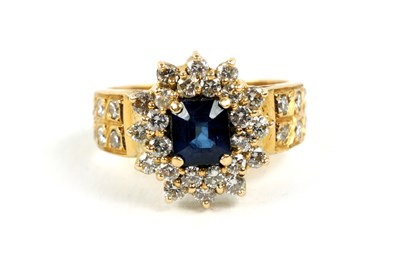 Lot 479 - A GOOD QUALITY 18CT GOLD DIAMOND AND SAPPHIRE RING