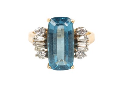 Lot 438 - A 14CT GOLD DIAMOND AND TOPAZ LADIES RING