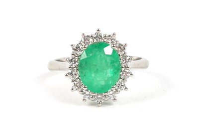 Lot 185 - AN 18CT WHITE GOLD DIAMOND AND EMERALD LADIES RING